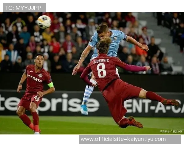 克卢日与索陆的激烈对决揭示了足球战术与团队合作的重要性