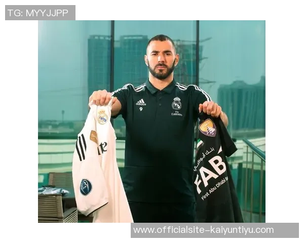 本泽马重返赛场展现王者风范引发球迷热议与期待 本泽马重返赛场展现王者风范引发球迷热议与期待